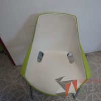 Lote 016 - Silla de visita asiento y respaldo de plástico color blanco por dentro, color verde por fuera, patas metálicas - Imagen 8