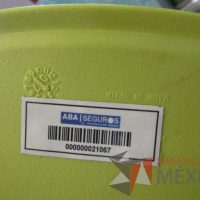 Lote 016 - Silla de visita asiento y respaldo de plástico color blanco por dentro, color verde por fuera, patas metálicas - Imagen 2