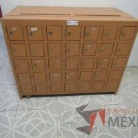 Lote 023 - Mueble de madera con 35 compartimientos pequeños con chapa y 2 ranuras superiores