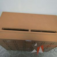 Lote 023 - Mueble de madera con 35 compartimientos pequeños con chapa y 2 ranuras superiores - Imagen 4