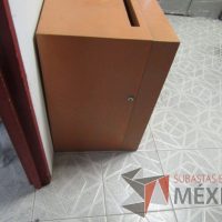 Lote 023 - Mueble de madera con 35 compartimientos pequeños con chapa y 2 ranuras superiores - Imagen 5
