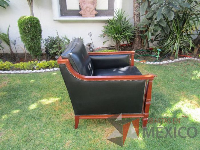 Lote 002 - Sillón de 1 plaza con 4 patas, asiento y respaldo en tipo piel color negro - Imagen 6