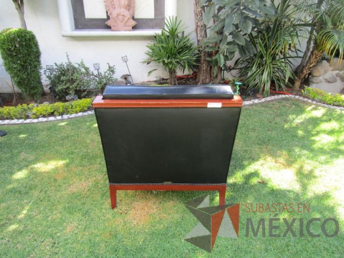 Lote 002 - Sillón de 1 plaza con 4 patas, asiento y respaldo en tipo piel color negro - Imagen 7