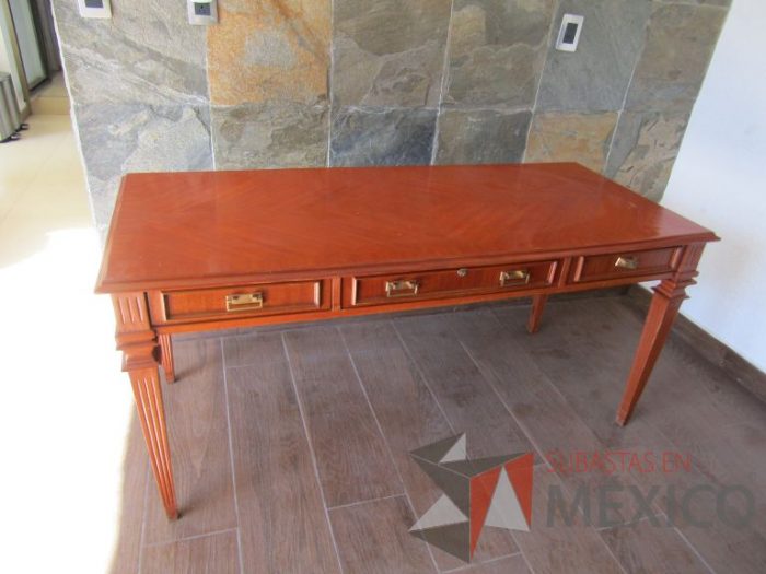 Lote 004 - Mesa de trabajo rectangular con 4 cajones y 4 patas color madera - Imagen 2