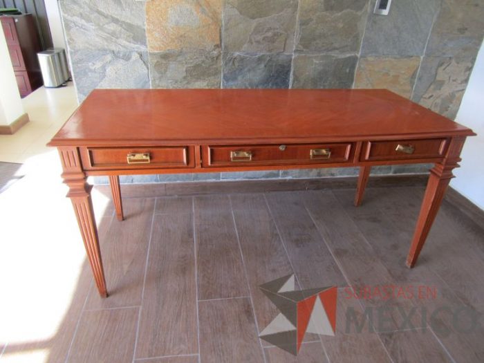 Lote 004 - Mesa de trabajo rectangular con 4 cajones y 4 patas color madera