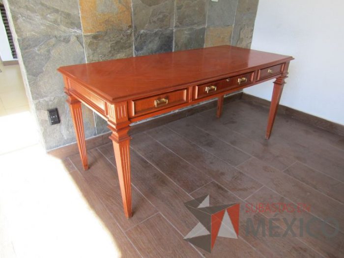 Lote 004 - Mesa de trabajo rectangular con 4 cajones y 4 patas color madera - Imagen 4