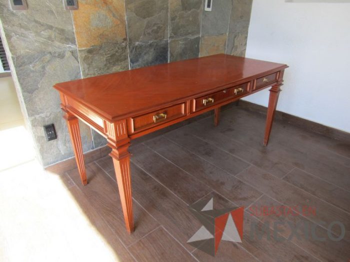 Lote 004 - Mesa de trabajo rectangular con 4 cajones y 4 patas color madera - Imagen 5