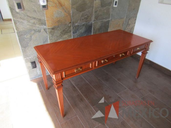 Lote 004 - Mesa de trabajo rectangular con 4 cajones y 4 patas color madera - Imagen 6