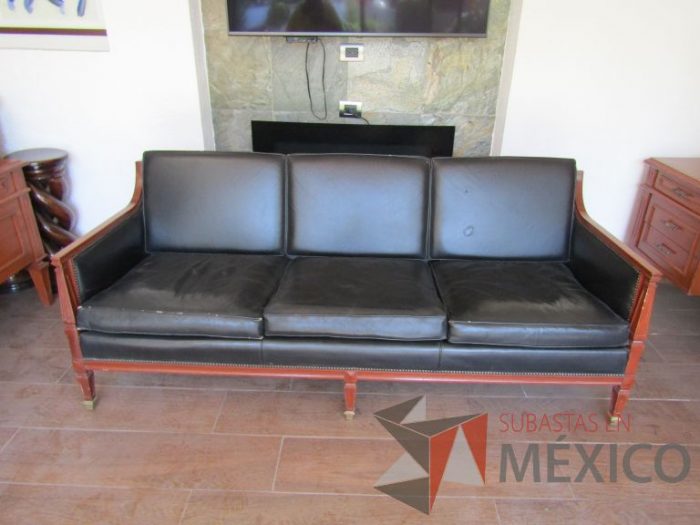 Lote 006 - Sillón de 3 plaza con 4 patas, asiento y respaldo en tipo piel color negro - Imagen 3