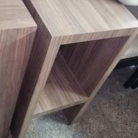 Lote 399 - Librero de madera con formaica con tres entrepaños