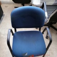 Lote 279 - Silla secretarial móvil, con descansa brazos y estructura de plástico, asiento de tela y respaldo de malla