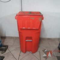Lote 013 - Bote de basura de 145 litros con ruedas color naranja - Imagen 3