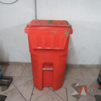 Lote 013 - Bote de basura de 145 litros con ruedas color naranja - Imagen 4