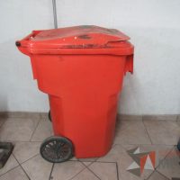 Lote 013 - Bote de basura de 145 litros con ruedas color naranja - Imagen 5