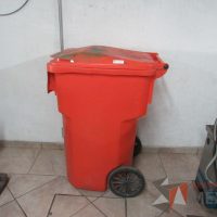 Lote 013 - Bote de basura de 145 litros con ruedas color naranja - Imagen 9