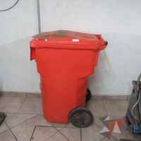 Lote 013 - Bote de basura de 145 litros con ruedas color naranja