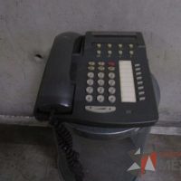 Lote 004 - 14 Teléfonos de diferentes modelos, 3 módems y 5 Diademas - Imagen 24