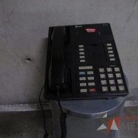 Lote 004 - 14 Teléfonos de diferentes modelos, 3 módems y 5 Diademas - Imagen 30
