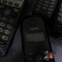 Lote 004 - 14 Teléfonos de diferentes modelos, 3 módems y 5 Diademas - Imagen 35