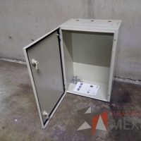 Lote 009 - Gabinete metálico