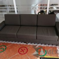 Lote 001 - Sillón de 3 plazas en tela color gris verde