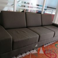 Lote 001 - Sillón de 3 plazas en tela color gris verde - Imagen 5