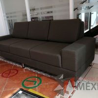 Lote 001 - Sillón de 3 plazas en tela color gris verde - Imagen 6
