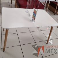 Lote 021 - Mesa de trabajo con 4 patas de madera y cubierta color blanco