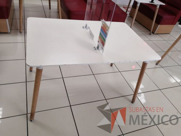 Lote 020 - Mesa de trabajo con 4 patas de madera y cubierta color blanco