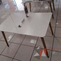 Lote 021 - Mesa de trabajo con 4 patas de madera y cubierta color blanco - Imagen 4