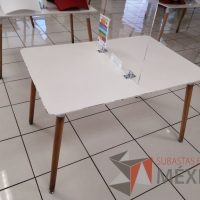 Lote 021 - Mesa de trabajo con 4 patas de madera y cubierta color blanco - Imagen 2