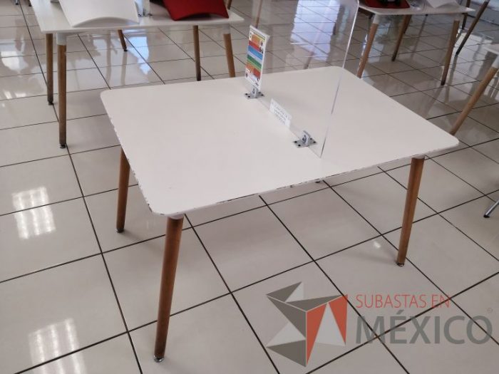 Lote 020 - Mesa de trabajo con 4 patas de madera y cubierta color blanco - Imagen 2