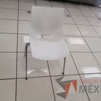 Lote 069 - 2 Sillas fijas, asiento y respaldo color blanco