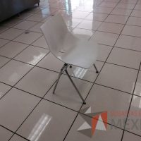 Lote 069 - 2 Sillas fijas, asiento y respaldo color blanco - Imagen 3