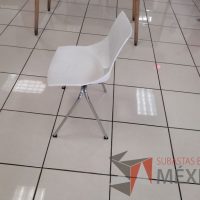 Lote 069 - 2 Sillas fijas, asiento y respaldo color blanco - Imagen 4