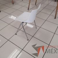 Lote 069 - 2 Sillas fijas, asiento y respaldo color blanco - Imagen 5