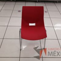 Lote 042 - 2 Sillas fijas, asiento y respaldo color rojo