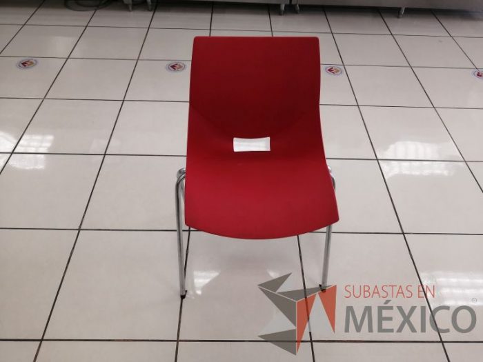 Lote 070 - 2 Sillas fijas, asiento y respaldo color rojo