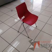 Lote 042 - 2 Sillas fijas, asiento y respaldo color rojo - Imagen 3
