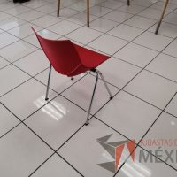 Lote 042 - 2 Sillas fijas, asiento y respaldo color rojo - Imagen 4