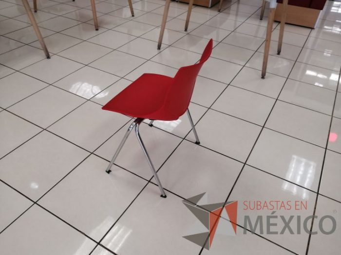 Lote 070 - 2 Sillas fijas, asiento y respaldo color rojo - Imagen 5