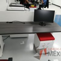 Lote 096 - Escritorio con base metálica color blanco, cubierta color café, mampara divisoria color blanco y archivero móvil de 2 cajones con cojín superior color rojo - Imagen 3
