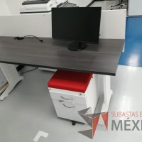 Lote 096 - Escritorio con base metálica color blanco, cubierta color café, mampara divisoria color blanco y archivero móvil de 2 cajones con cojín superior color rojo - Imagen 4
