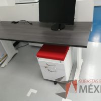 Lote 096 - Escritorio con base metálica color blanco, cubierta color café, mampara divisoria color blanco y archivero móvil de 2 cajones con cojín superior color rojo