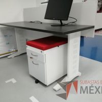 Lote 096 - Escritorio con base metálica color blanco, cubierta color café, mampara divisoria color blanco y archivero móvil de 2 cajones con cojín superior color rojo - Imagen 6