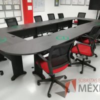 Lote 012 - Mesa de sala de juntas para 12 personas en forma de óvalo con base metálica y cubierta color café - Imagen 2