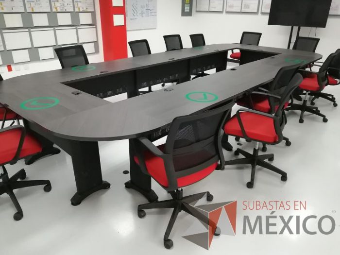 Lote 019 - Mesa de sala de juntas para 12 personas en forma de óvalo con base metálica y cubierta color café - Imagen 2