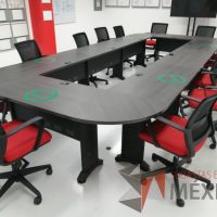 Lote 012 - Mesa de sala de juntas para 12 personas en forma de óvalo con base metálica y cubierta color café