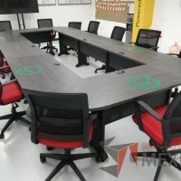 Lote 012 - Mesa de sala de juntas para 12 personas en forma de óvalo con base metálica y cubierta color café - Imagen 4