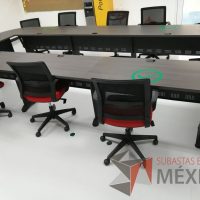 Lote 012 - Mesa de sala de juntas para 12 personas en forma de óvalo con base metálica y cubierta color café - Imagen 5